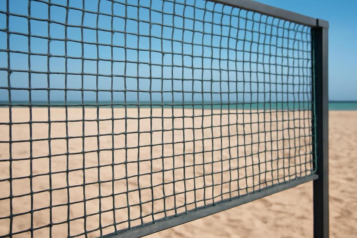 Tela de proteção de polietileno resistente ao vento em quadra de beach tennis